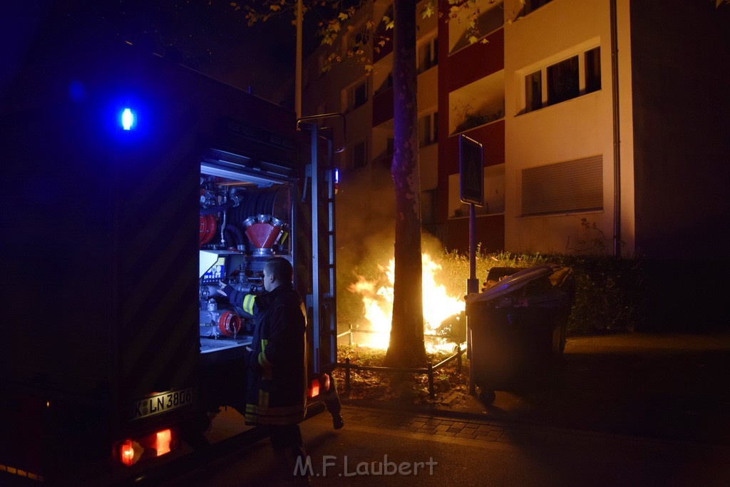 Mehrere Muell Sperrmuellbraende Köln Vingst Ansbacherstr P49.JPG - Miklos Laubert